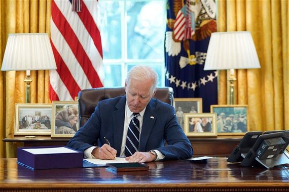 Ngày 27-12, Tổng thống Mỹ Joe Biden đã ký ban hành Đạo luật Chi tiêu quốc phòng (NDAA) cho năm tài chính 2022. Ảnh: AFP/TTXVN