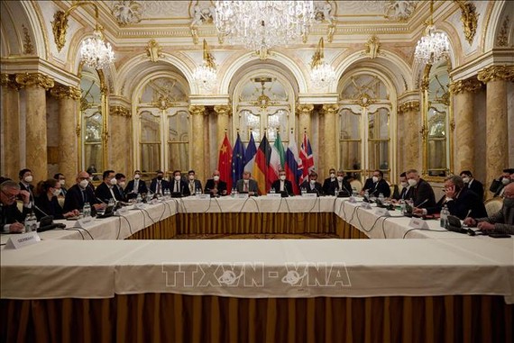 Vòng đàm phán thứ 8 nhằm khôi phục thỏa thuận hạt nhân Iran năm 2015 được nối lại cùng ngày tại Vienna (Áo), ngày 27-12. Ảnh: AFP/TTXVN