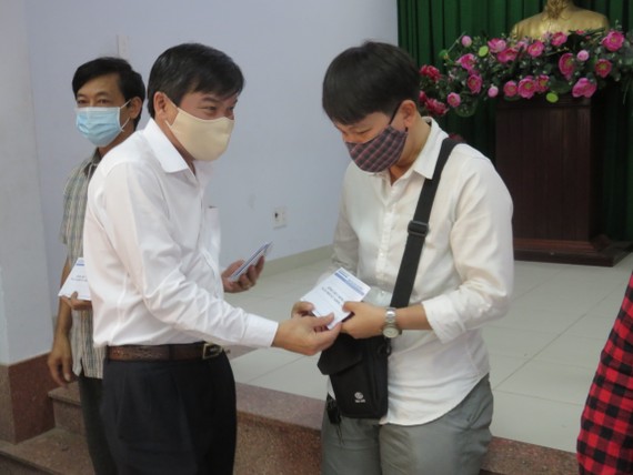 Tổng Biên tập Báo SGGP Tăng Hữu Phong trao các phần quà đến các đảng viên, người dân khó khăn của phường 11 (quận Phú Nhuận). Ảnh: MINH NGHĨA