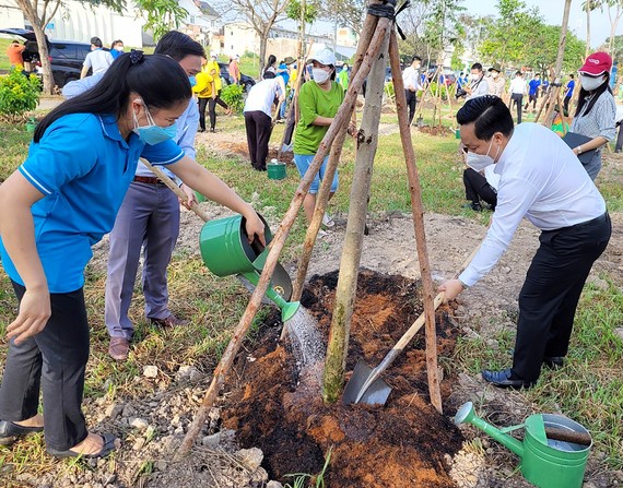 Lãnh đạo và nhân dân TP Thủ Đức trồng cây xanh tại địa phương