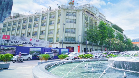 Khách sạn Rex Sài Gòn được chứng nhận đủ điều kiện thí điểm tổ chức đón, phục vụ khách du lịch quốc 
