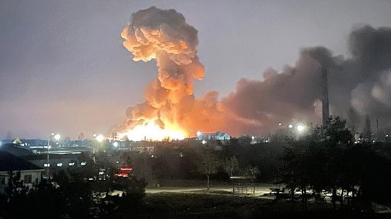 Theo CNN nhiều nhân chứng nghe thấy các tiếng nổ lớn từ căn cứ quân sự gần thủ đô Kiev. Ảnh: Văn phòng Tổng thống Ukraine