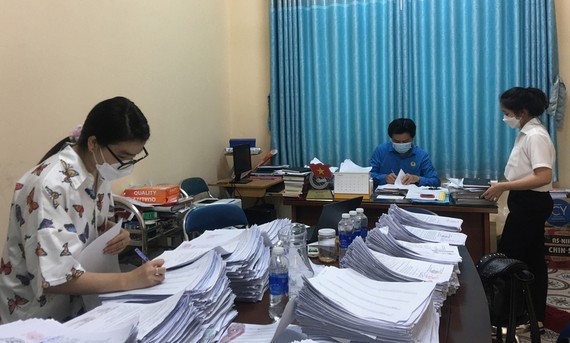 Khối lượng hồ sơ hỗ trợ người dân bị ảnh hưởng dịch Covid-19 ở phường Tam Phú, TP Thủ Đức đã được giảm bớt do phường linh hoạt sử dụng CCCD thay sổ hộ khẩu giấy. Ảnh: TRẦN YÊN
