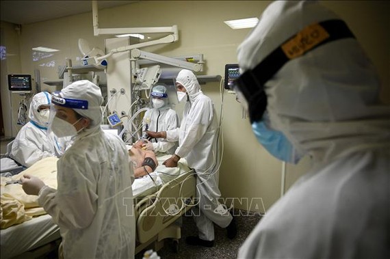 Điều trị cho bệnh nhân mắc Covid-19 tại bệnh viện ở Sofia, Bulgaria. Ảnh: AFP/TTXVN 
