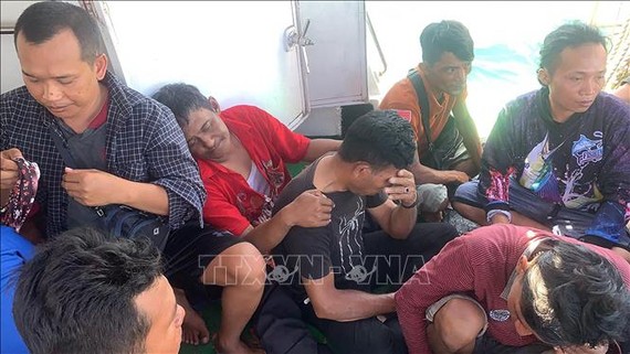 Những người nhập cư được cứu sống vào ngày 20-3. Ảnh: AFP/TTXVN 