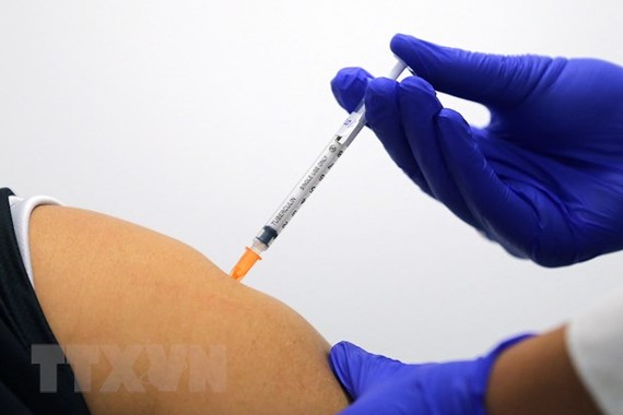 Tiêm vaccine ngừa Covid-19 cho người dân tại Sydney, Australia. Ảnh: AFP/TTXVN