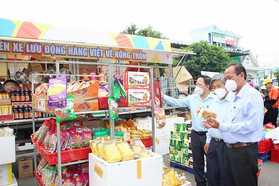 Phiên chợ hàng Việt về nông thôn
