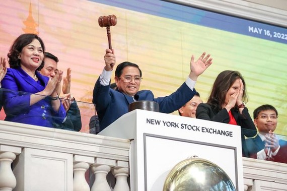 Thủ tướng Chính phủ Phạm Minh Chính gõ búa kết thúc phiên giao dịch tại Sàn giao dịch chứng khoán New York (NYSE) ngày 16-5 theo giờ địa phương. Ảnh: VGP