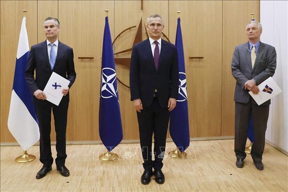 Tổng Thư ký Tổ chức Hiệp ước Bắc Đại Tây Dương (NATO) Jens Stoltenberg (giữa) tiếp nhận đơn xin gia nhập liên minh quân sự từ đại sứ Thụy Điển tại NATO Axel Wernhoff (phải) và đại sứ Phần Lan Klaus Korhonen ở Brussels (Bỉ), ngày 18-5-2022. Ảnh: AFP/TTXVN