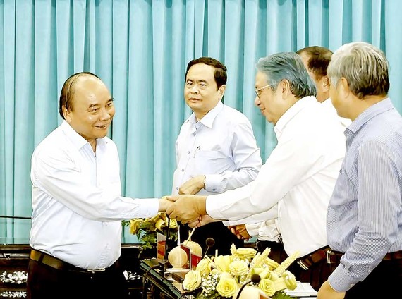 Chủ tịch nước Nguyễn Xuân Phúc với các đại biểu dự buổi làm việc. Ảnh: QUỐC HÙNG