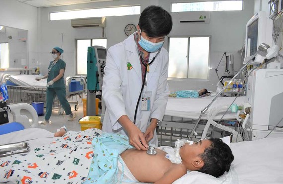 BS-CKII Phạm Thái Sơn, Phó trưởng Khoa Hồi sức tích cực Nhiễm - Covid-19, Bệnh viện Nhi đồng 2 (TPHCM), thăm khám cho bệnh nhi K. Siơn