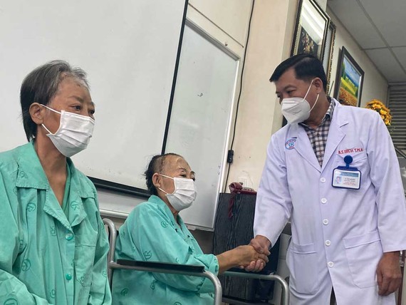 Bác sĩ Trần Anh Bích, Phó Trưởng khoa Tai mũi họng, Bệnh viện Chợ Rẫy thăm hỏi, động viên bệnh nhân