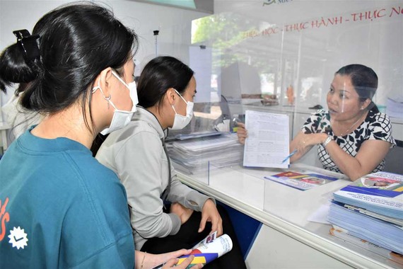 Học sinh đăng ký học hệ 9+ tại Trường Trung cấp Nguyễn Tất Thành