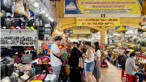 Du khách quốc tế tham quan, mua sắm tại chợ Bến Thành, quận 1, TPHCM