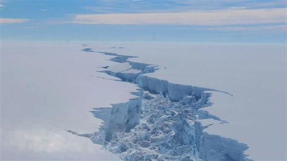 Vết nứt tại thềm băng Larsen C ở Nam Cực. Ảnh: AFP/TTXVN
