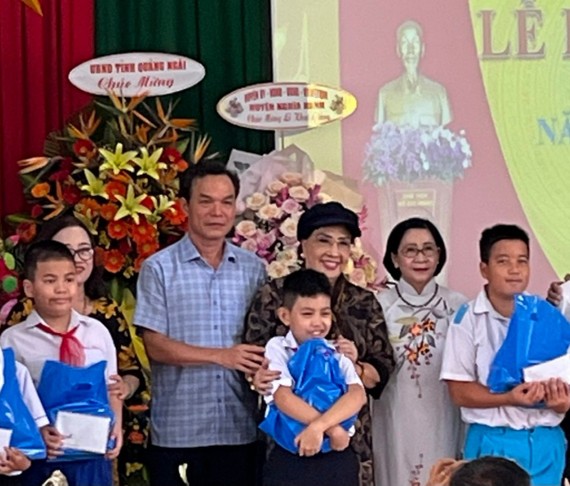 Bà Nguyễn Thị Thu Hà, ông Đặng Ngọc Dũng, Trưởng Ban Tuyên giáo Tỉnh ủy tỉnh Quảng Ngãi cùng NSND Lệ Thủy tặng quà các em học viên