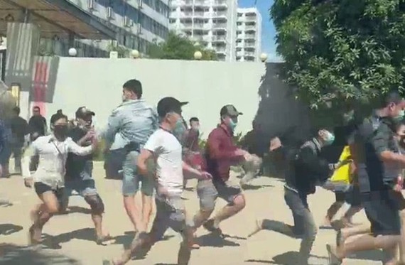 Nhóm lao động Việt Nam tháo chạy khỏi sòng bạc ở Campuchia. Ảnh cắt từ clip