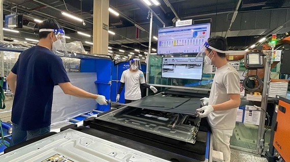 Phát triển đảng viên trong doanh nghiệp khu vực ngoài nhà nước Công nhân làm việc tại Khu chế xuất Linh trung II, TPHCM. Ảnh: VĂN MINH