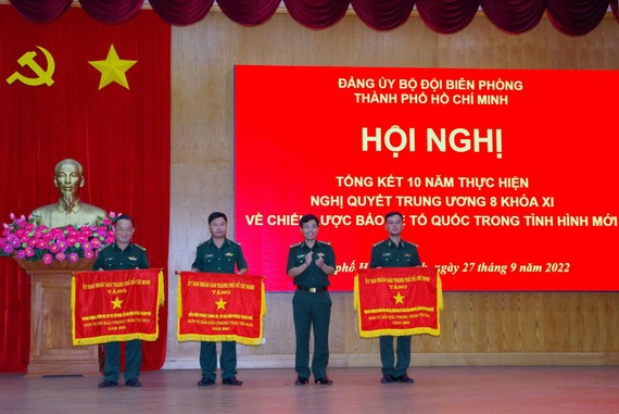 Đại tá Vũ Quốc Ân, Bí thư Đảng ủy, Chính ủy Bộ đội Biên phòng Thành phố trao tặng cờ thi đua của UBND TPHCM cho 3 tập thể đã có thành tích xuất sắc năm 2021 