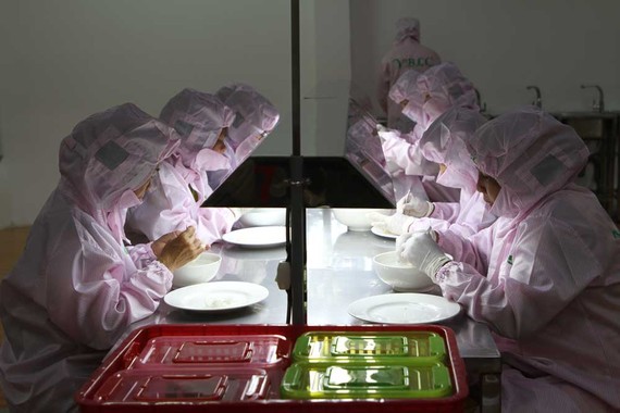 Tổ yến Việt Nam được xuất khẩu chính ngạch sang Trung Quốc Sơ chế tổ yến tại Trung tâm Triển lãm Yến sào Việt Nam tại huyện Cần Giờ, TPHCM (VBEC)