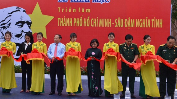 Phó Bí thư Thường trực Thành ủy TPHCM Tất Thành Cang cùng các đồng chí lãnh đạo TP cắt băng khai mạc triển lãm ảnh "TPHCM - Sâu đậm nghĩa tình". Ảnh: VIỆT DŨNG