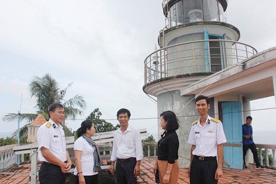 Đồng chí Võ Thị Dung thăm cán bộ, chiến sĩ Trạm Hải đăng Thổ Chu