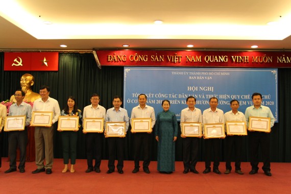 Phó Bí thư Thành ủy Võ Thị Dung trao tặng bằng khen cho các tập thể có thành tích xuất sắc trong công tác dân vận năm 2019