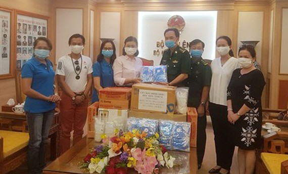 Đại diện Báo Sài Gòn Giải Phóng và các doanh nghiệp, cá nhân trao tặng trang thiết bị y tế, hàng hóa thiết yếu đến Cơ quan Thường trực Bộ Tư lệnh Bộ đội Biên phòng (phía Nam)