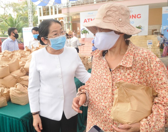Phó Bí thư Thành ủy TPHCM Võ Thị Dung thăm hỏi người dân đến nhận gạo tại máy ATM gạo miễn phí ở Thủ Đức. Ảnh: CAO THĂNG