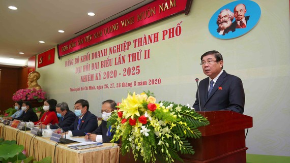 Chủ tịch UBND TPHCM Nguyễn Thành Phong phát biểu tại đại hội. Ảnh: DŨNG PHƯƠNG