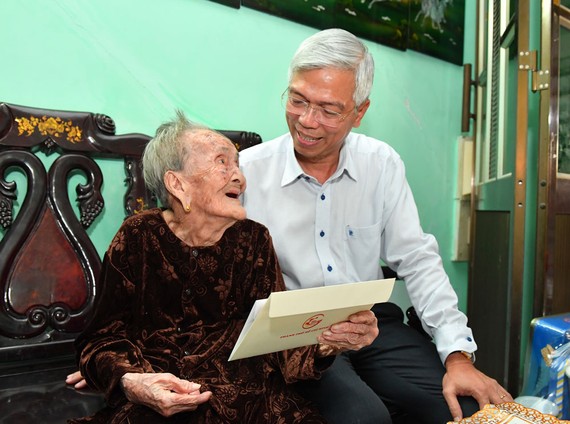 Phó Chủ tịch UBND TPHCM Võ Văn Hoan tặng quà Mẹ Việt Nam anh hùng Lê Thị Hồ ở Nhà Bè. Ảnh: VIỆT DŨNG