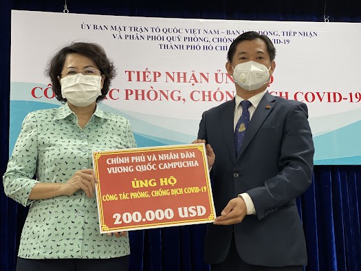 Chủ tịch Ủy ban MTTQ Việt Nam TPHCM Tô Thị Bích Châu tiếp nhận bảng tượng trưng số tiền 200.000 USD từ Tổng Lãnh sự Vương quốc Campuchia tại TPHCM trao tặng