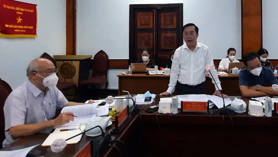 Giám đốc Sở VH-TT TPHCM Trần Thế Thuận báo cáo tại buổi giám sát