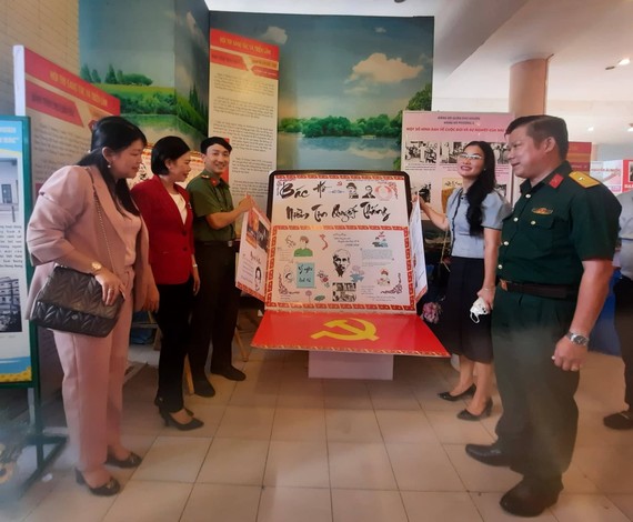 Gian trưng bày hình ảnh, tư liệu về Bác Hồ của các đơn vị lực lượng vũ trang quận Phú Nhuận