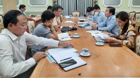 Thay đổi nội dung giám sát vì nhiều lãnh đạo sở ngành vắng họp Cuộc giám sát thiếu 4/5 lãnh đạo sở ngành dự nên phải thay đổi nội dung giám sát