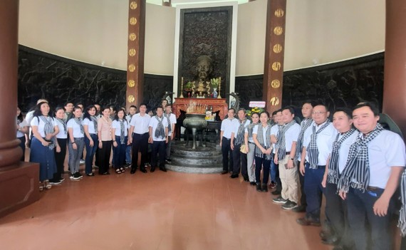 Đoàn Tuyên giáo, báo chí - xuất bản TPHCM khởi hành Hành trình Đất Phương Nam Đoàn dâng hương Khu di tích đặc biệt Mộ và Khu lưu niệm Nguyễn Đình Chiểu (huyện Ba Tri, tỉnh Bến Tre). Ảnh: PHẠM HOÀI NAM
