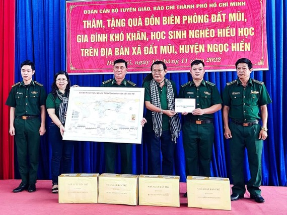 Đoàn cán bộ tuyên giáo, báo chí, xuất bản TPHCM tham quan thực tế tại Đất Mũi, Cà Mau Tặng sách và bản đồ đến cán bộ, chiến sĩ Đồn Biên phòng Đất Mũi