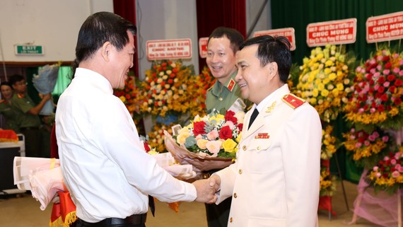 Bí thư Tỉnh uỷ Đồng Nai Nguyễn Hồng Lĩnh chúc mừng Thiếu tướng Nguyễn Sỹ Quang