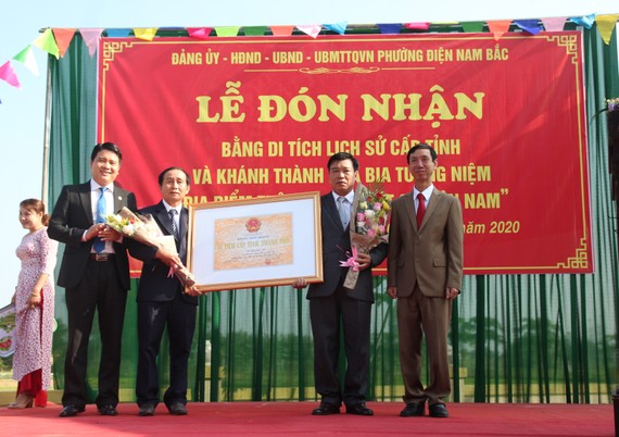Lãnh đạo tỉnh Quảng Nam trao bằng công nhận di tích lịch sử cho đại diện phường Điện Nam Bắc. Ảnh: NGUYỄN CƯỜNG