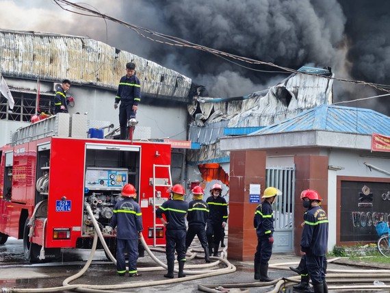 Công an tỉnh Quảng Nam điều động nhiều phương tiện cùng CBCS để khống chế vụ cháy. Ảnh: MT