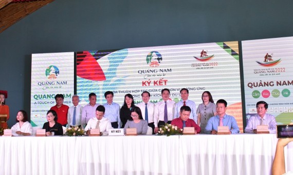 Đại diện các doanh nghiệp ký kết hợp tác hưởng ứng chương trình kích cầu du lịch của tỉnh Quảng Nam. Ảnh: NGUYỄN CƯỜNG