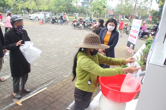 Người dân lấy gạo từ "ATM gạo" miễn phí