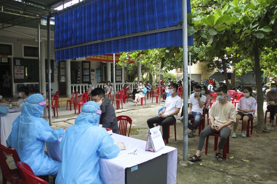 Người dân tại khu vực phường 5 (thành phố Đông Hà, tỉnh Quảng Trị) được tiến hành xét nghiệm nhanh