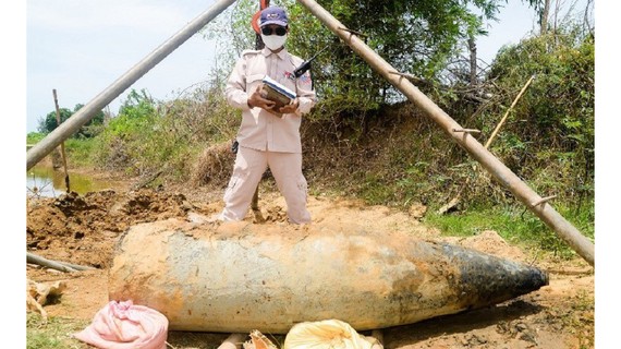 Quả đạn pháo 16inch HE nặng gần 900 kg được phát hiện tại thôn Cổ Mỹ (xã Vĩnh Giang, huyện Vĩnh Linh, tỉnh Quảng Trị)