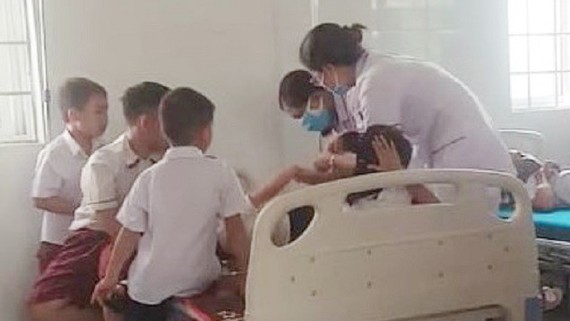 Các em học sinh được điều trị tại Trung tâm Y tế huyện Cam Lộ