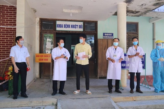 Sở Y tế Quảng Trị trao giấy xác nhận hoàn thành thời gian cách ly y tế trong điều trị Covid-19 với bệnh nhân số 750.