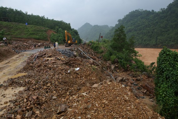 Nhiều điểm sạt lở nghiêm trọng trên tuyến Quốc lộ 9 (đoạn qua huyện Đakrông)