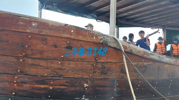 Tàu lạ có chữ Trung Quốc trôi dạt và mắc cạn ở vùng biển xã Triệu Vân (huyện Triệu Phong, tỉnh Quảng Trị)
