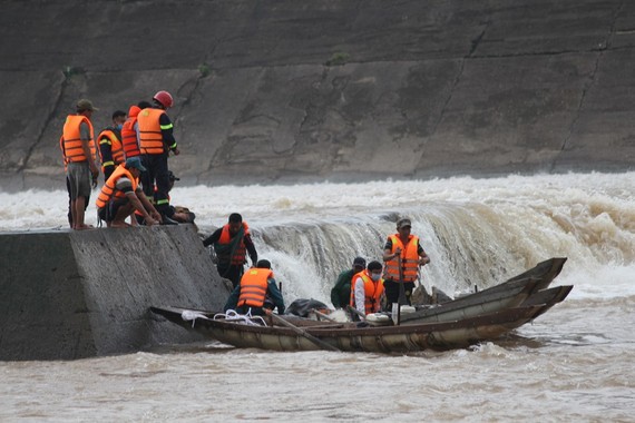 Cứu hộ thành công 7 người bị mắc kẹt giữa đập thủy lợi Nam Thạch Hãn