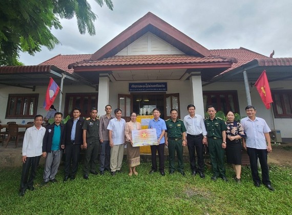 Trao tặng vật tư y tế phòng chống dịch Covid-19 cho 2 tỉnh của Lào. Ảnh: THÁI ĐƯƠNG